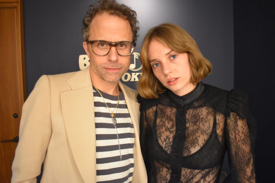 『ワンハリ』出演の女優＆歌手マヤ・ホークの音楽Pはイーサン・ホークの旧友ジェシー・ハリス！2人の来日インタビュー