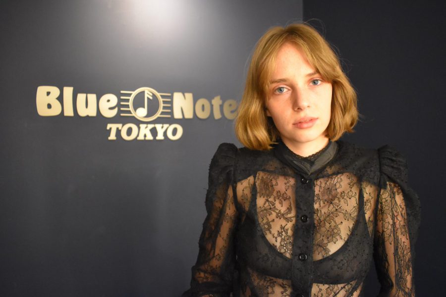 『ストレンジャー・シングス』ロビン役マヤ・ホークが音楽活動もしてるって知ってた？ ジェシー・ハリスとのコラボレーションについて語る