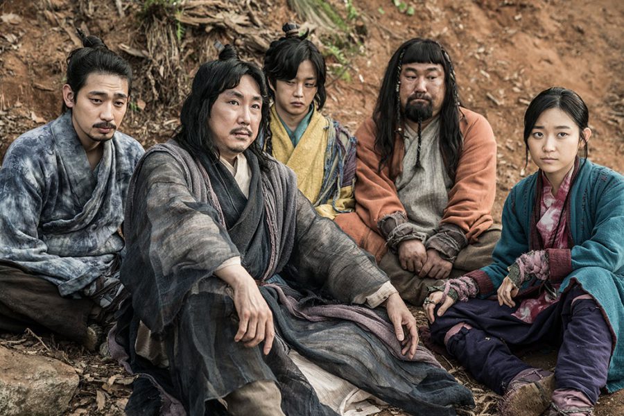 ウワサを操作し、民衆に悪王を尊敬させる?! ヘビーな史実をチョ・ジヌン主演でコメディ化『王と道化師たち』