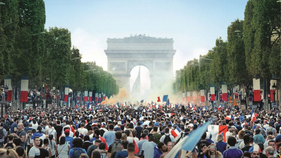 犯罪地域で起きた民衆の暴動、その破壊力と新たなパワーに戦慄する『レ・ミゼラブル』