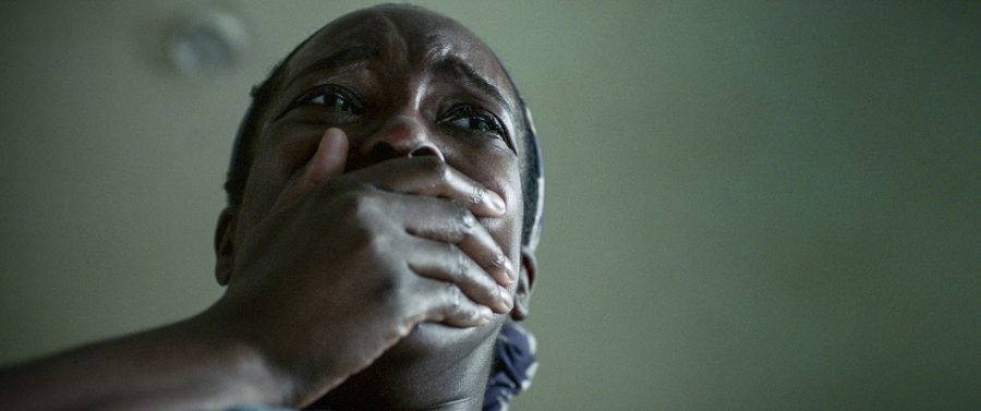 難民夫婦を未知の恐怖が襲う！ Netflix『獣の棲む家』は“社会派”の枠を超えてあらゆる逃げ道を塞ぐ新感覚スリラー