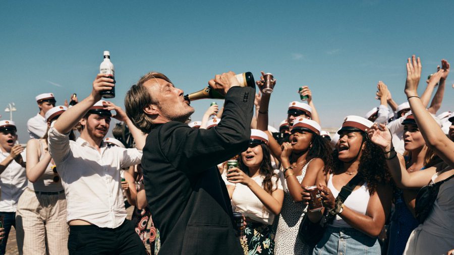 マッツが泣く！ 飲む！ 踊る！『アナザーラウンド』は平凡教師たちの“飲酒実験”が巻き起こす二日酔い必至のほろ苦い悲喜劇